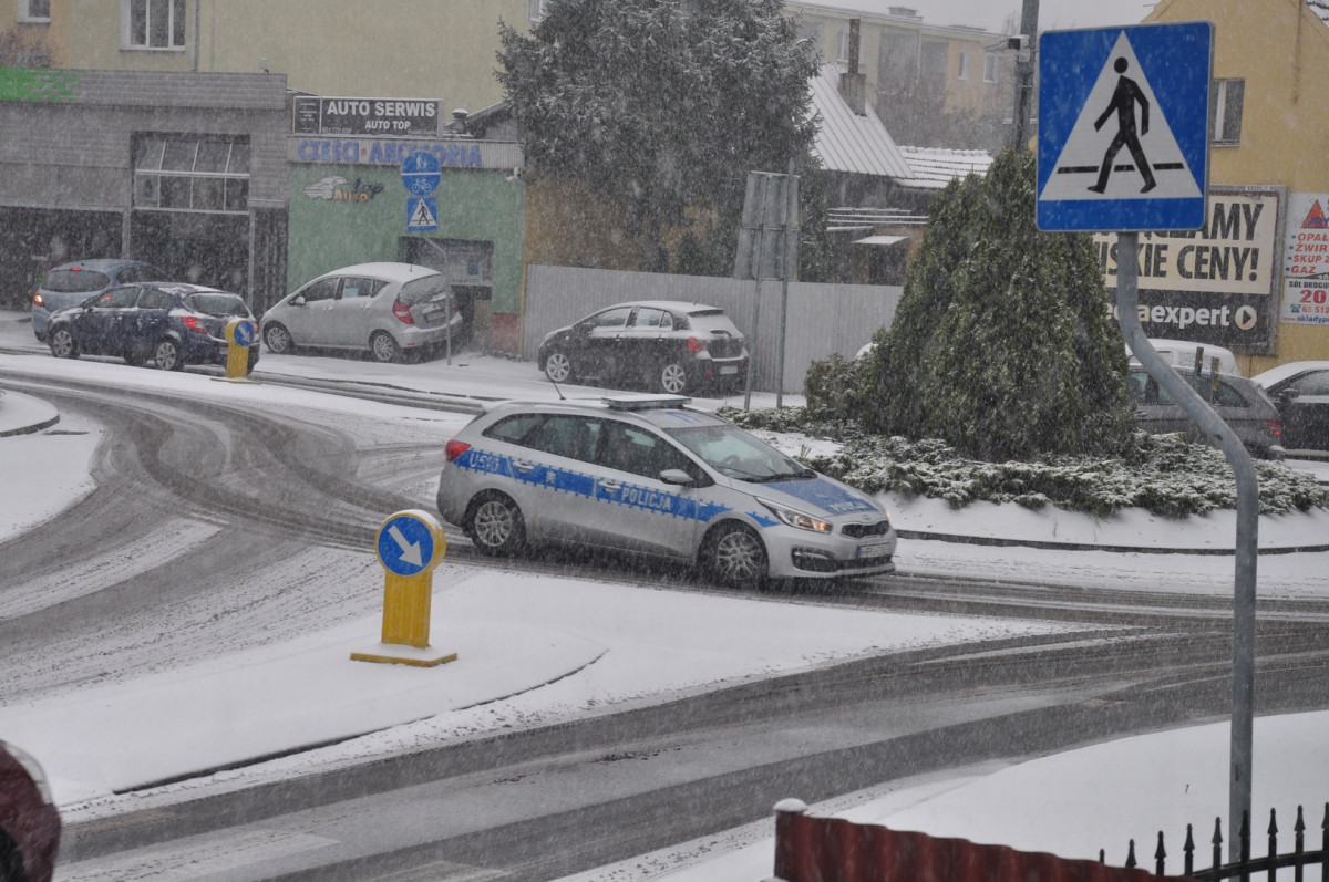 Zima w Kościanie zaskoczyła kierowców i drogowców [ZDJĘCIA]