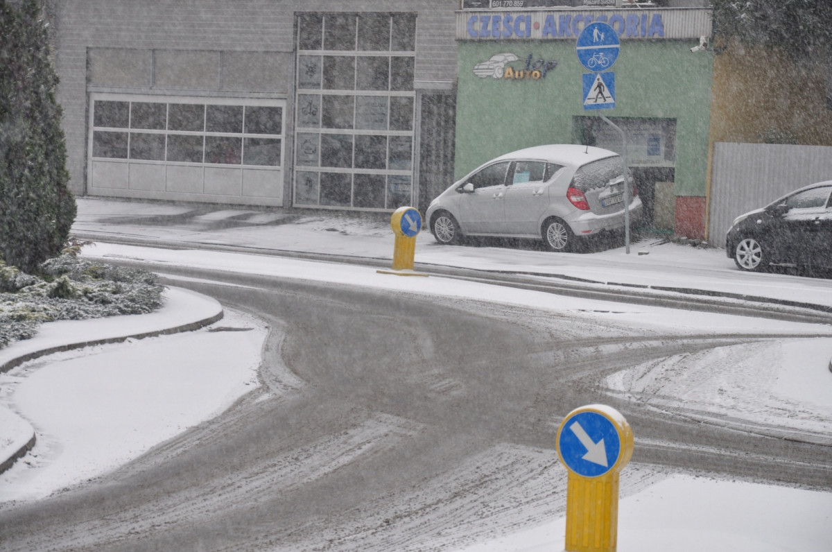 Zima w Kościanie zaskoczyła kierowców i drogowców [ZDJĘCIA]