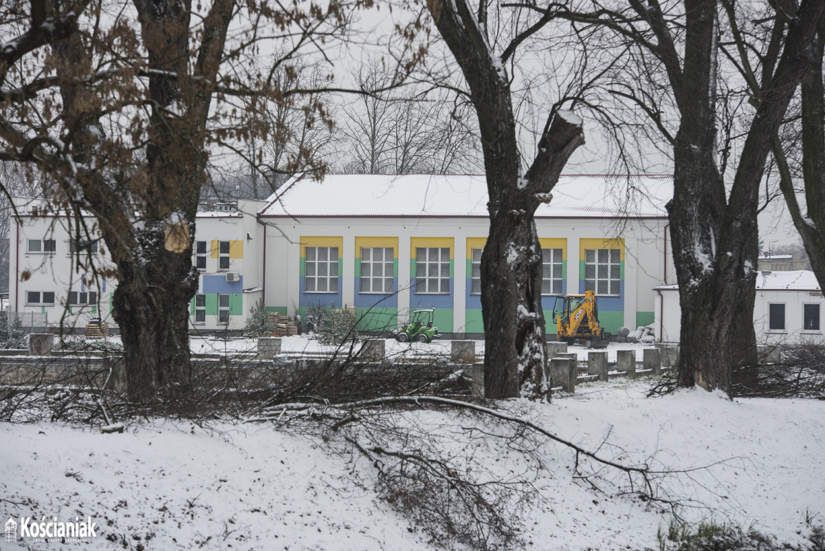 Trwają prace na Łazienkach. W zimowej scenerii prezentują się okazale [ZDJĘCIA]