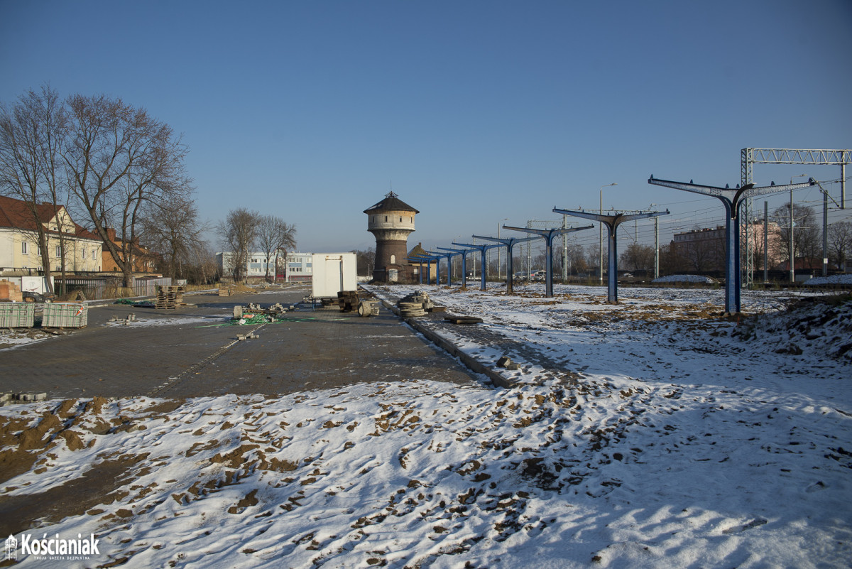 Filary zabytkowej wiaty z peronu kościańskiego dworca już stoją [ZDJĘCIA]