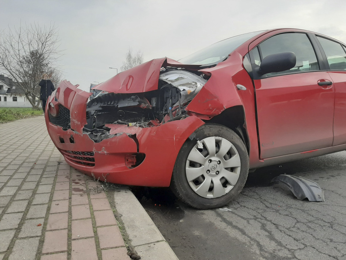 Zahaczyła o ciężarówkę i uderzyła w drugi samochód i latarnię [ZDJĘCIA]