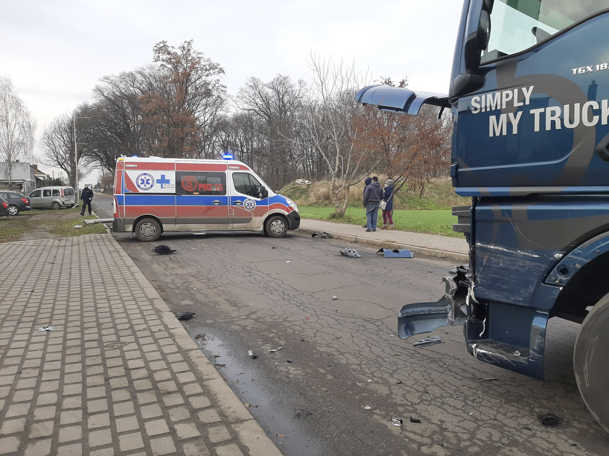 Zahaczyła o ciężarówkę i uderzyła w drugi samochód i latarnię [ZDJĘCIA]