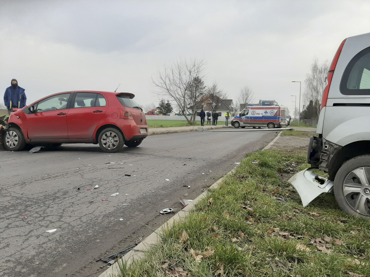 Zahaczyła o ciężarówkę i uderzyła w drugi samochód i latarnię [ZDJĘCIA]