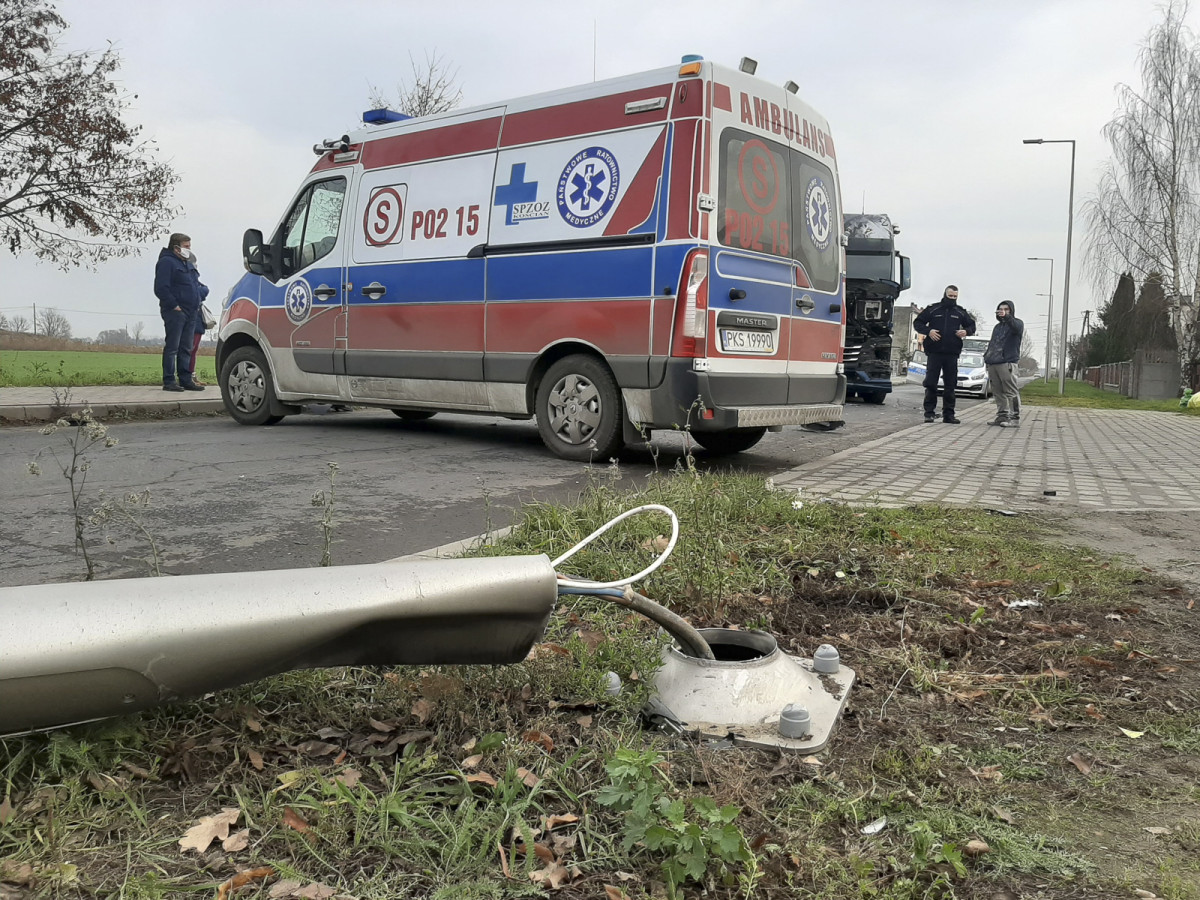 Zahaczyła o ciężarówkę i uderzyła w drugi samochód i latarnię [ZDJĘCIA]