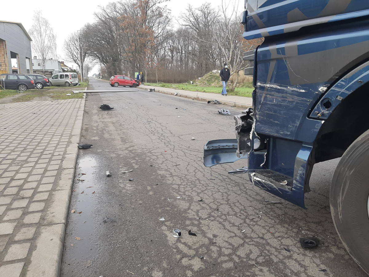 Zahaczyła o ciężarówkę i uderzyła w drugi samochód i latarnię [ZDJĘCIA]
