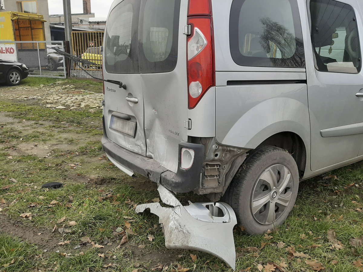 Zahaczyła o ciężarówkę i uderzyła w drugi samochód i latarnię [ZDJĘCIA]