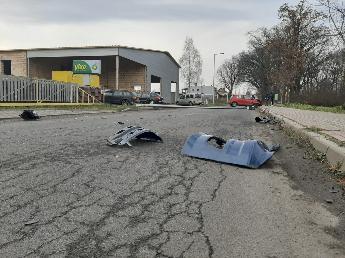 Zahaczyła o ciężarówkę i uderzyła w drugi samochód i latarnię [ZDJĘCIA]