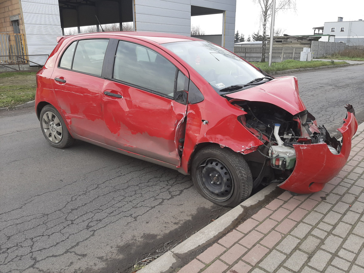 Zahaczyła o ciężarówkę i uderzyła w drugi samochód i latarnię [ZDJĘCIA]