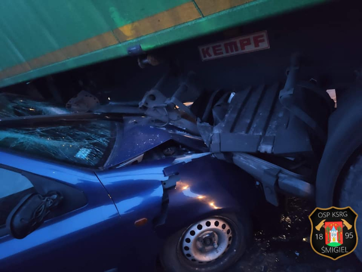 Wjechał pod naczepę ciężarówki