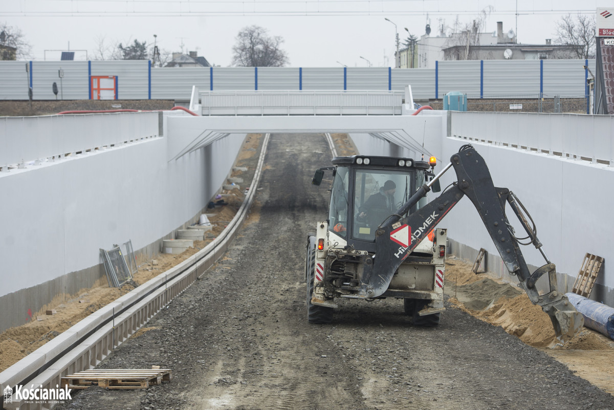 Trwa budowa drogi pod wiaduktem na ulicy Gostyńskiej [ZDJĘCIA]