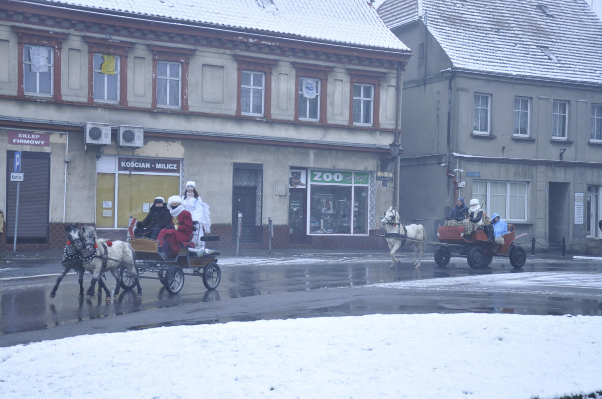 Przejazd bryczki przez gminę Śmigiel w Trzech Króli [ZDJĘCIA]