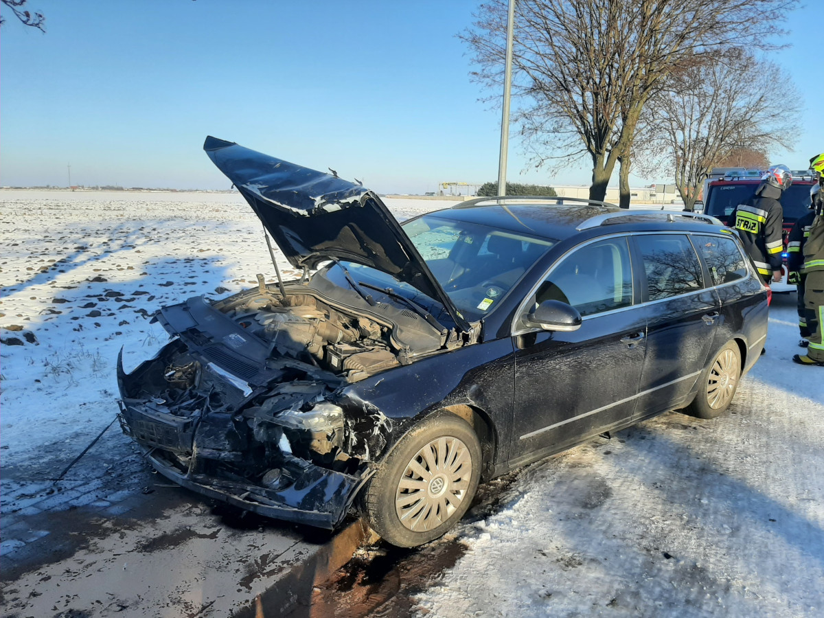 Czołowe zderzenie na śliskiej drodze w Poladowie [ZDJĘCIA]