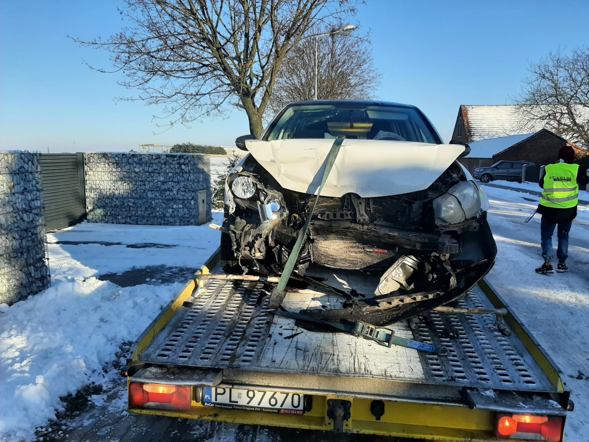 Czołowe zderzenie na śliskiej drodze w Poladowie [ZDJĘCIA]