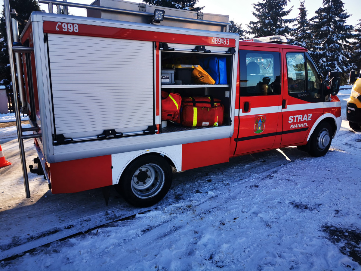 Czołowe zderzenie na śliskiej drodze w Poladowie [ZDJĘCIA]