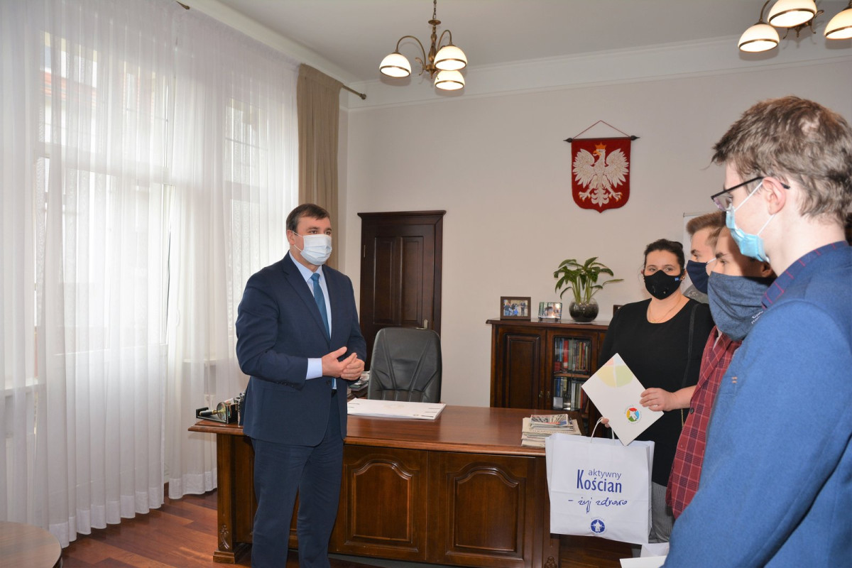 Jakub, Szymon i Patryk z gratulacjami od burmistrza