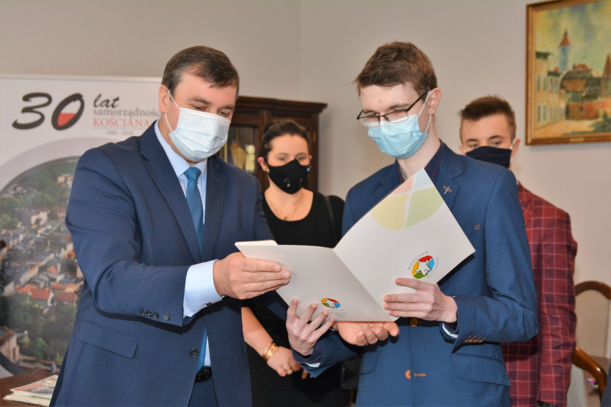 Jakub, Szymon i Patryk z gratulacjami od burmistrza