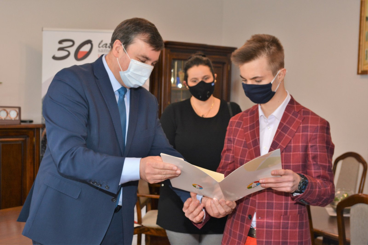 Jakub, Szymon i Patryk z gratulacjami od burmistrza