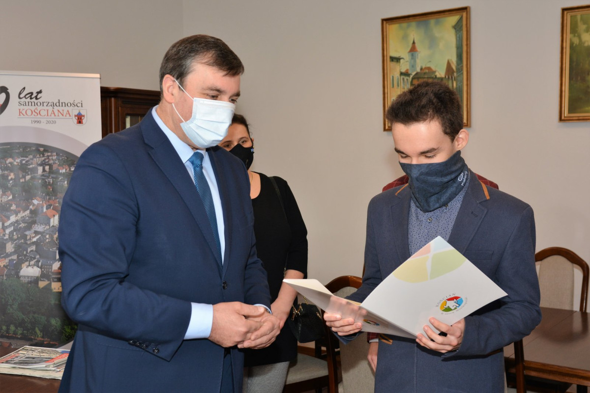 Jakub, Szymon i Patryk z gratulacjami od burmistrza