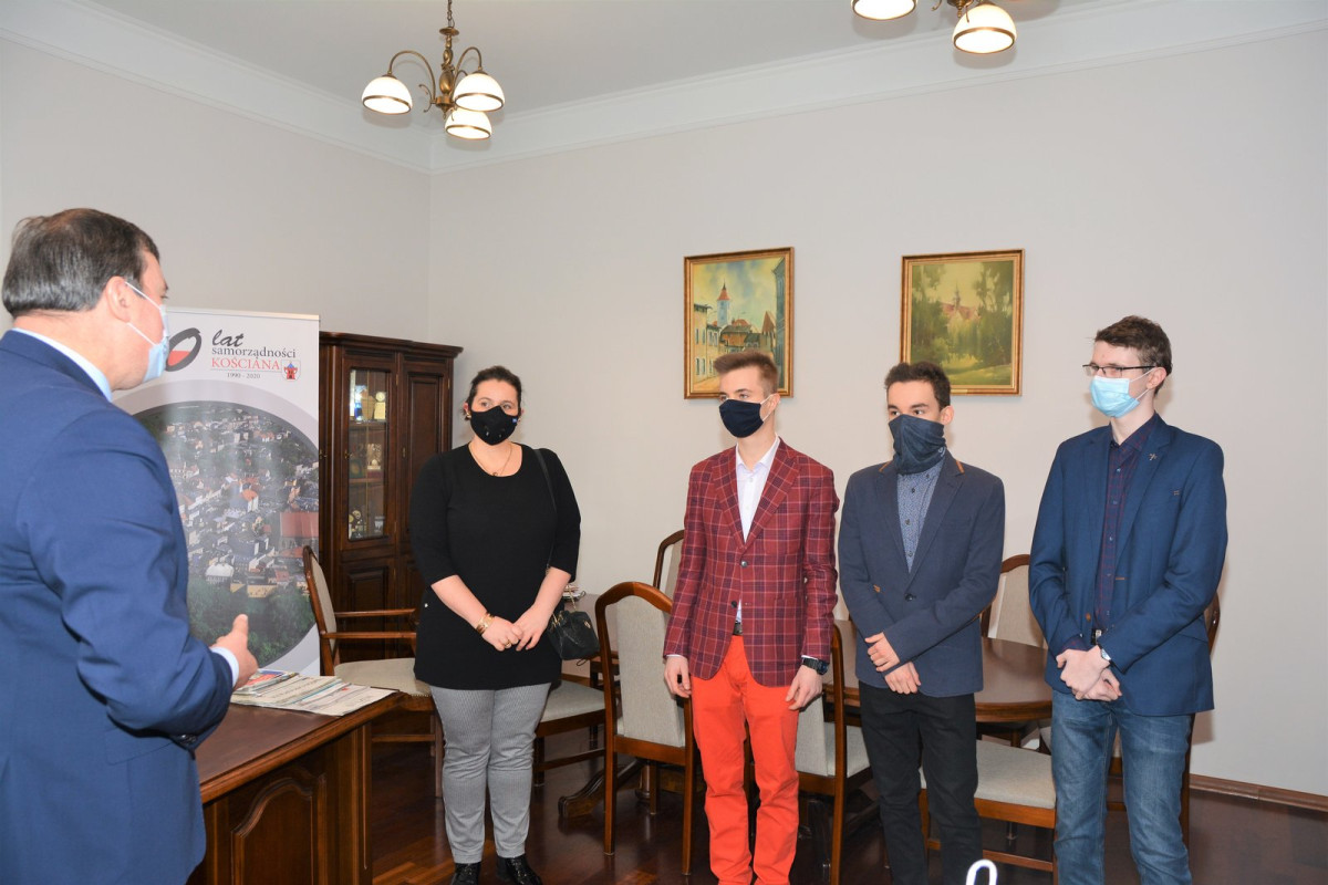 Jakub, Szymon i Patryk z gratulacjami od burmistrza