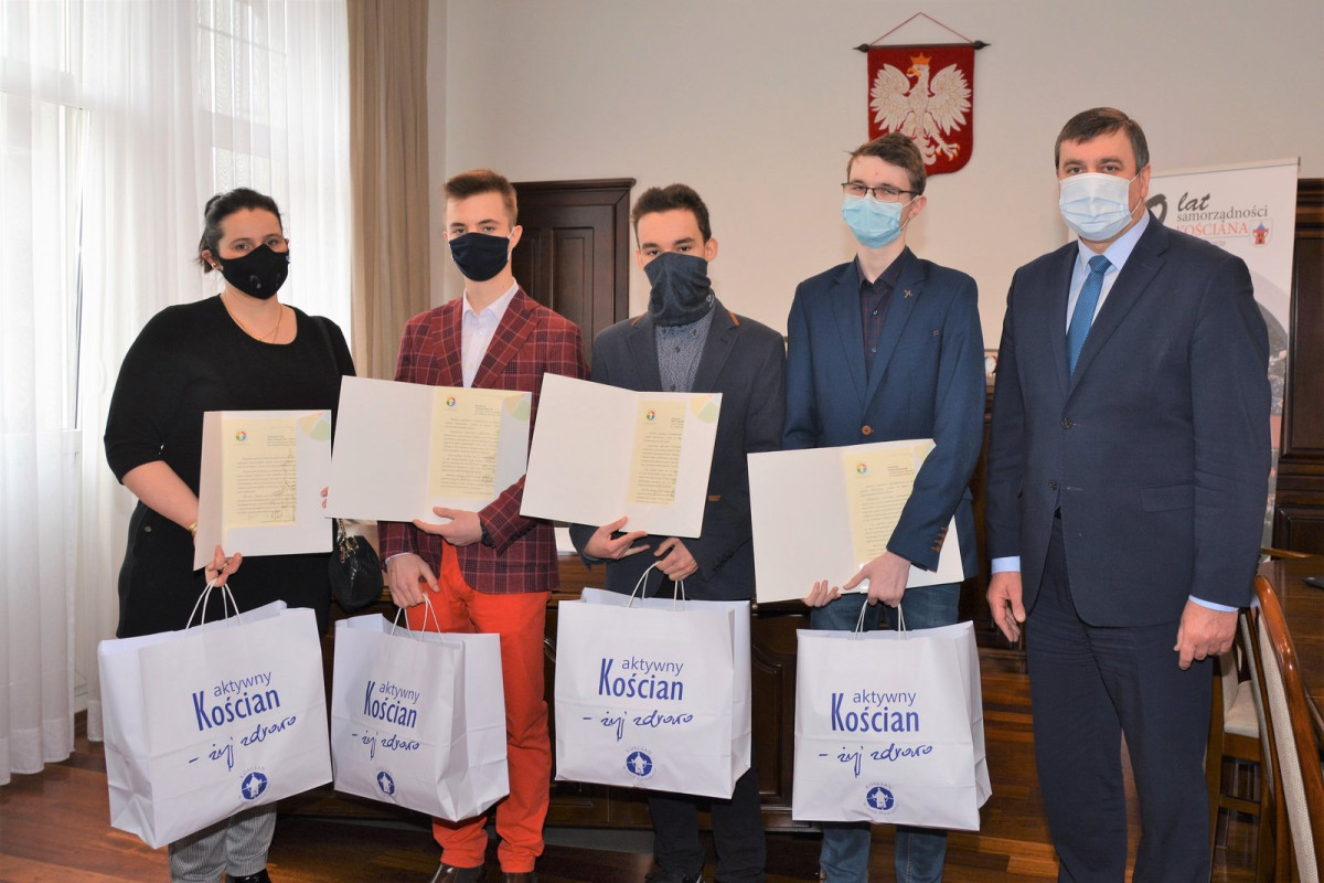 Jakub, Szymon i Patryk z gratulacjami od burmistrza