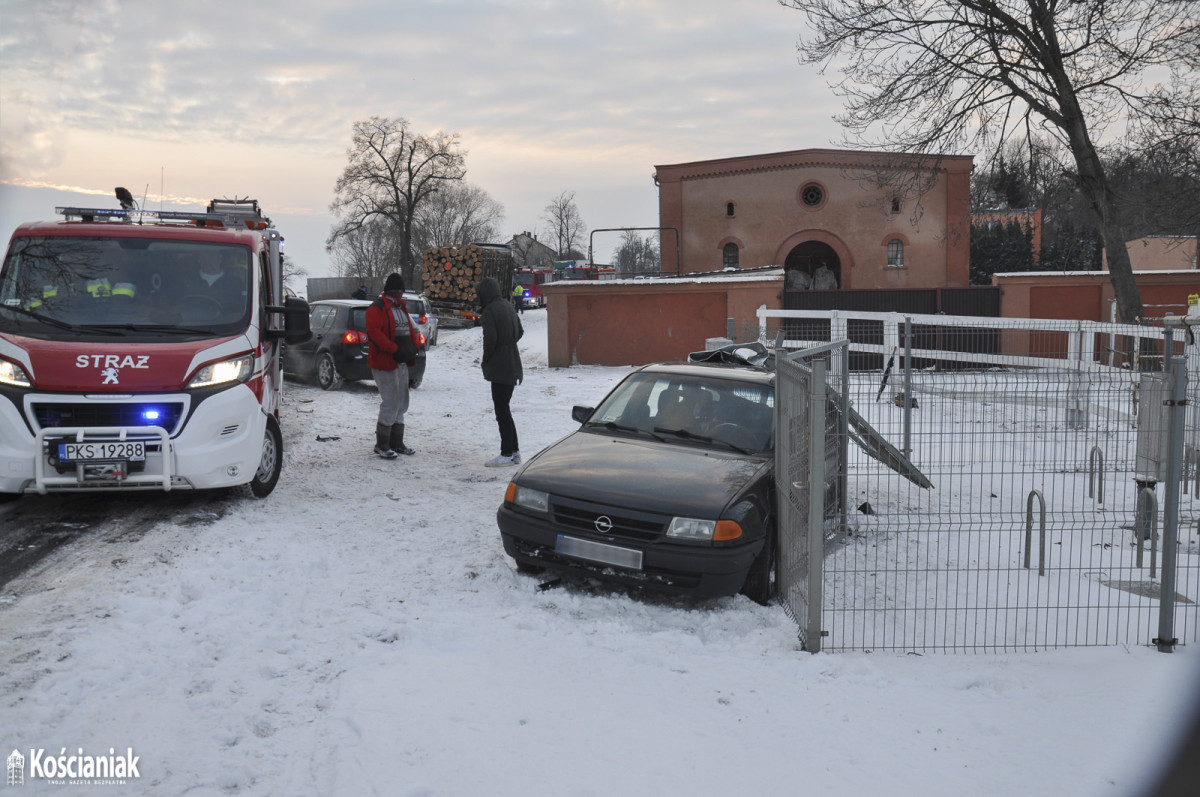 Zderzenie dwóch pojazdów pod Czempiniem [ZDJĘCIA]