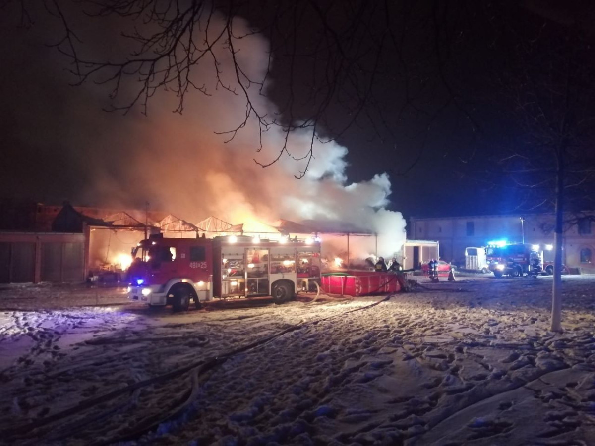 Nocny pożar w stadninie koni [ZDJĘCIA]