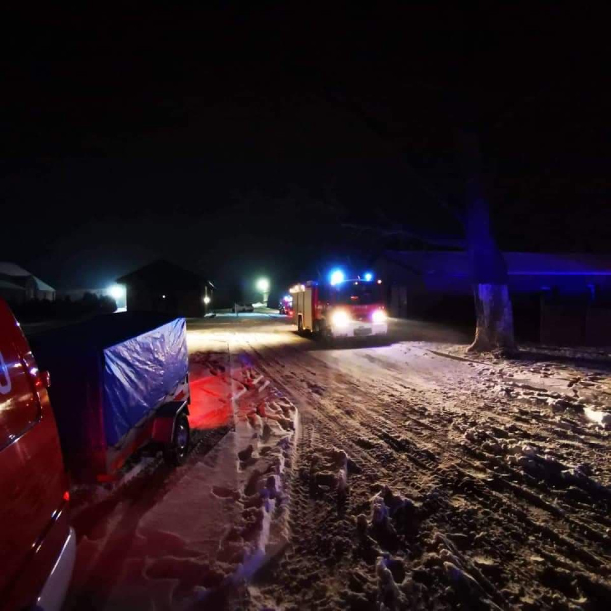 Nocny pożar w stadninie koni [ZDJĘCIA]