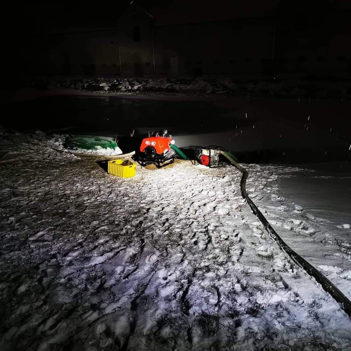 Nocny pożar w stadninie koni [ZDJĘCIA]