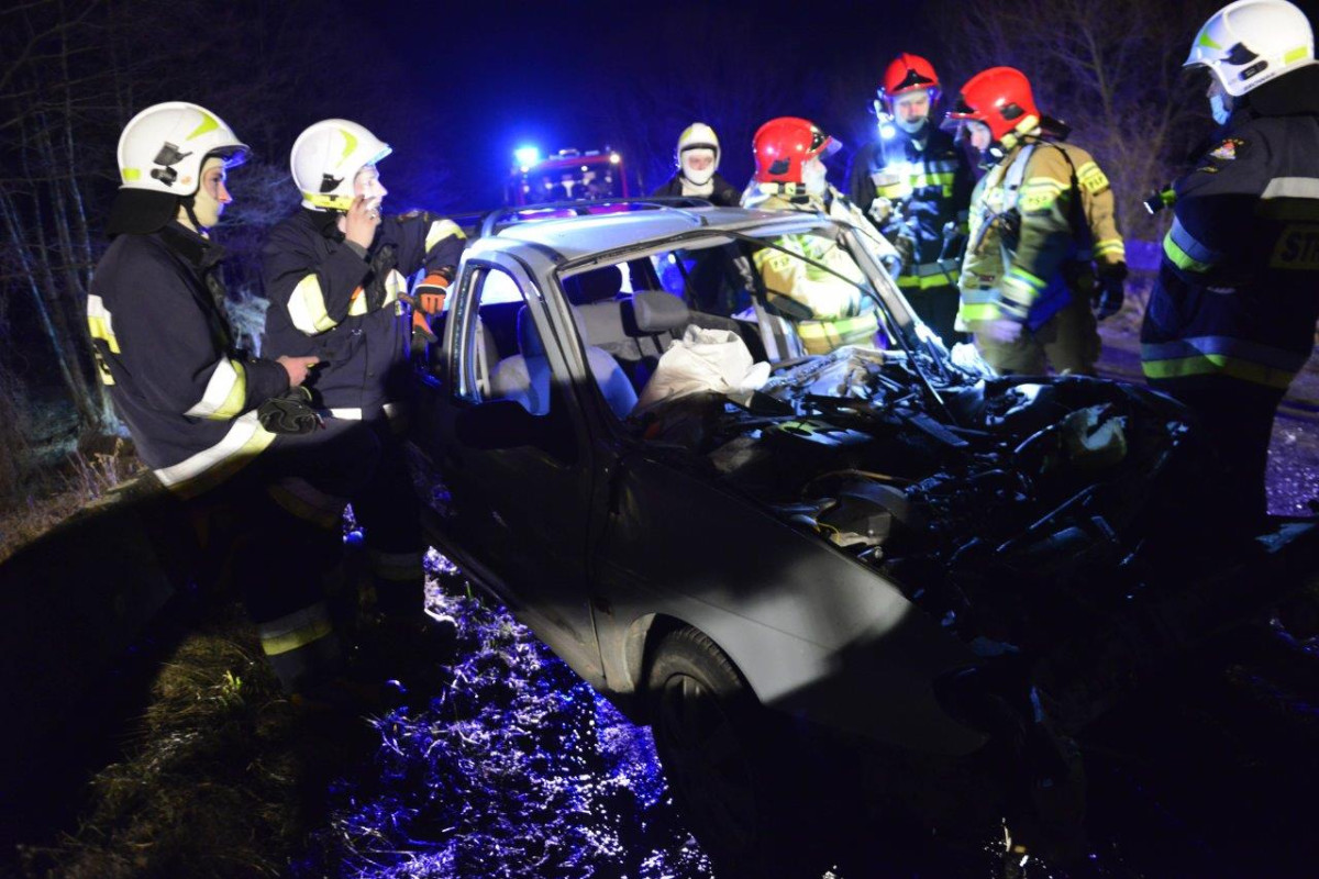 Wjechał w tył naczepy, z urazem głowy trafił do szpitala [ZDJĘCIA]