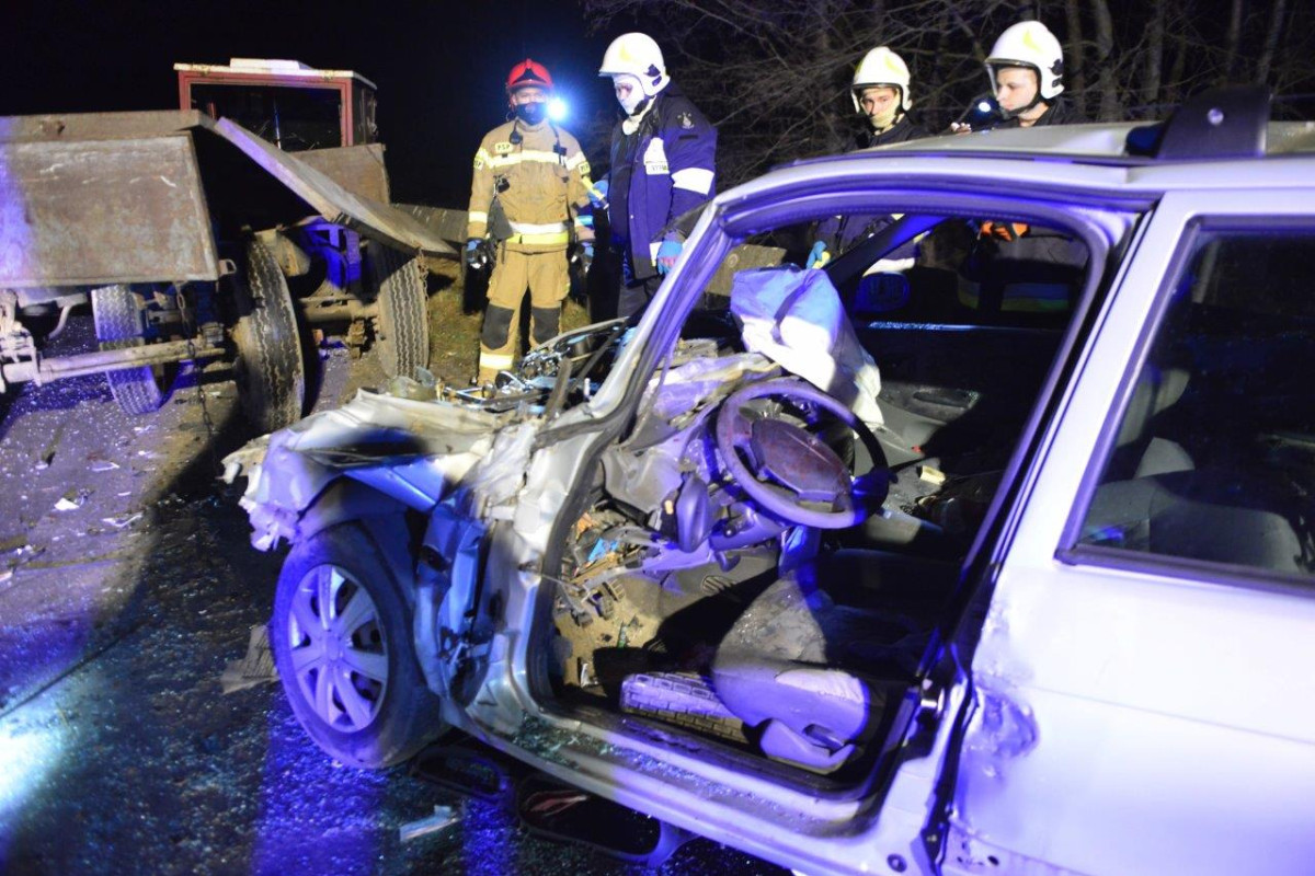 Wjechał w tył naczepy, z urazem głowy trafił do szpitala [ZDJĘCIA]