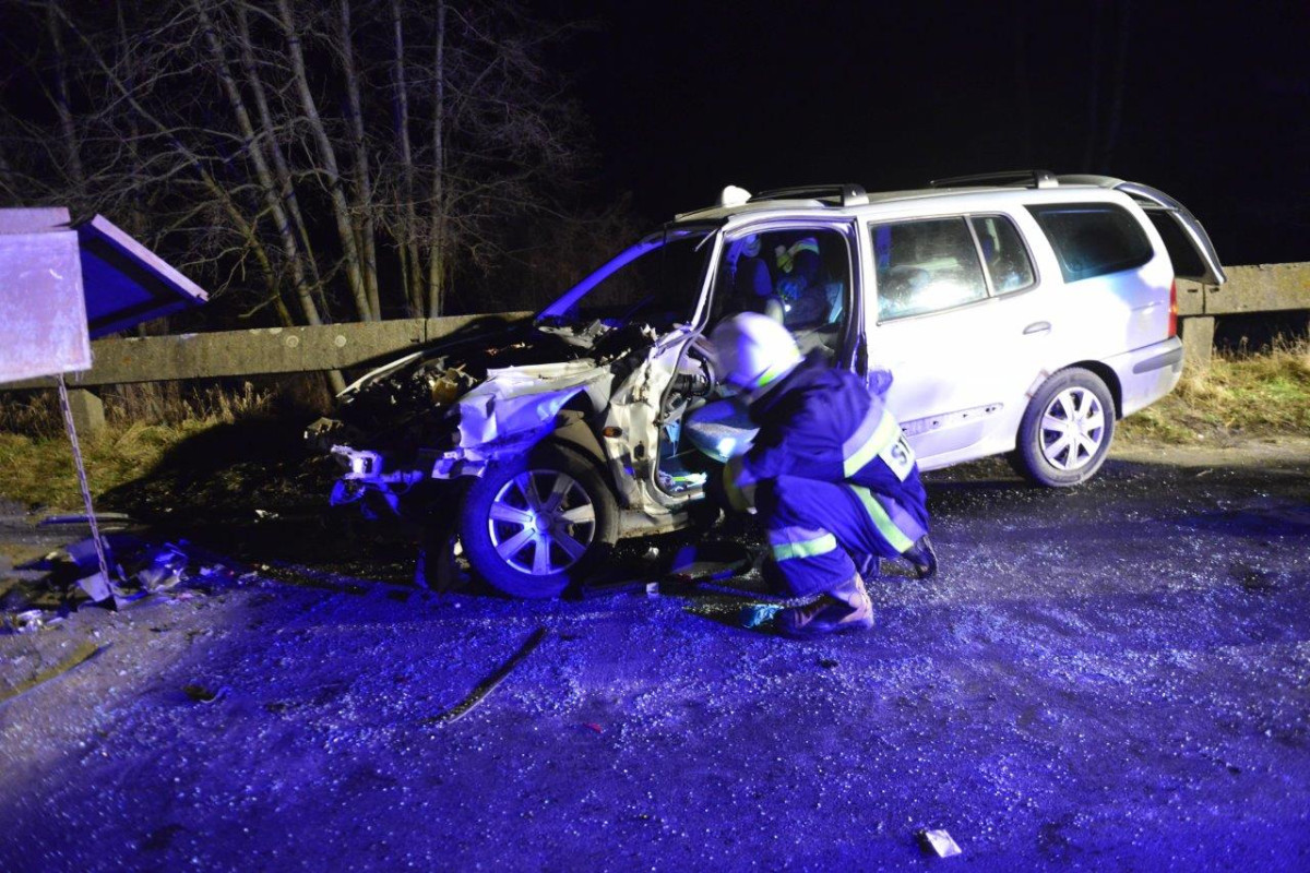 Wjechał w tył naczepy, z urazem głowy trafił do szpitala [ZDJĘCIA]