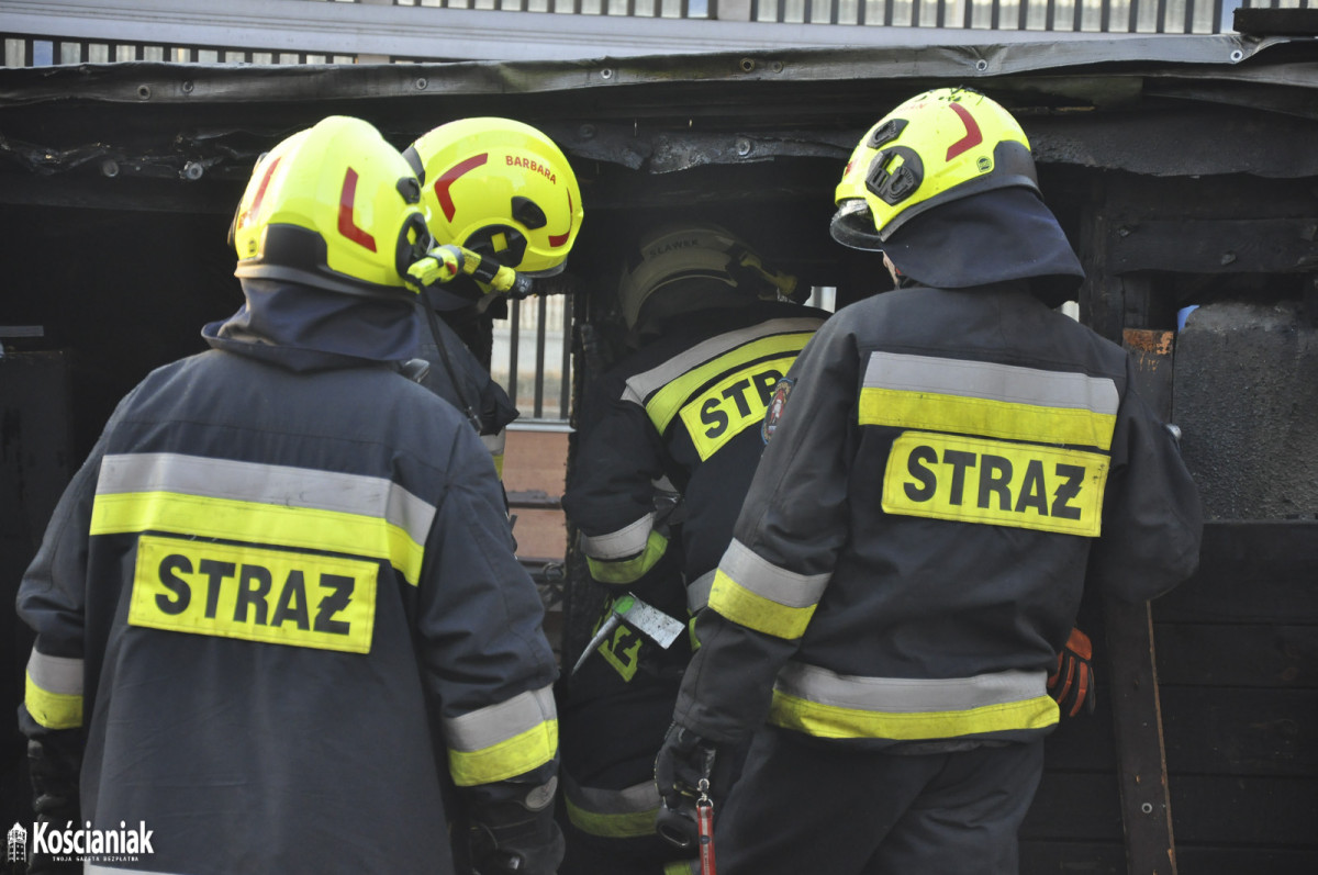 Pożar garażu w Czempiniu przy przejeździe kolejowym [ZDJĘCIA]