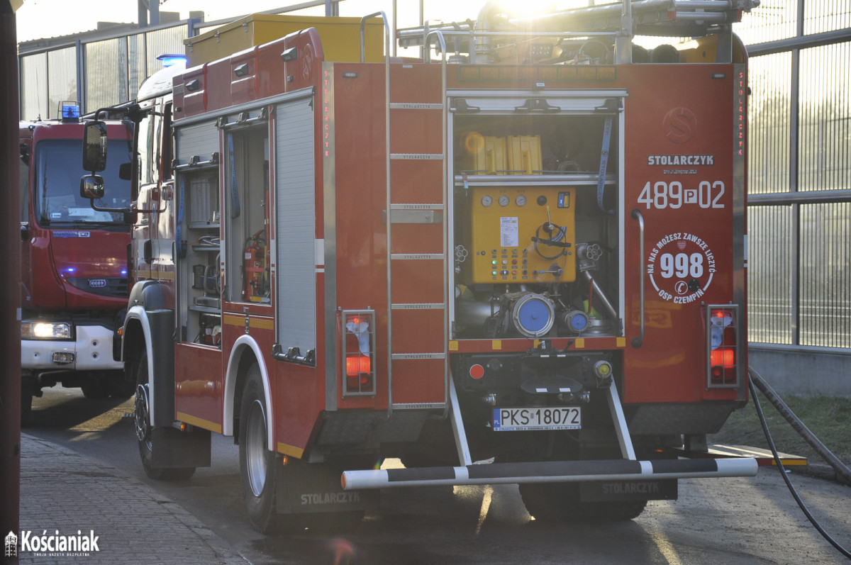 Pożar garażu w Czempiniu przy przejeździe kolejowym [ZDJĘCIA]