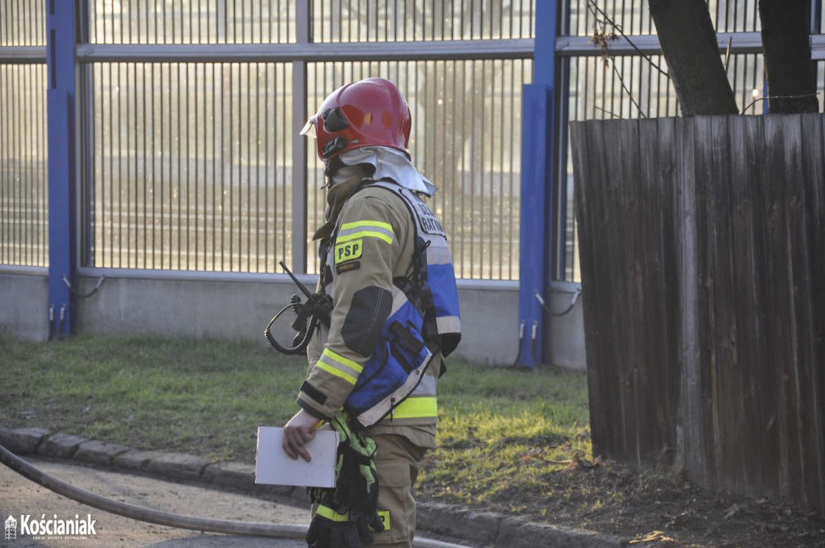 Pożar garażu w Czempiniu przy przejeździe kolejowym [ZDJĘCIA]