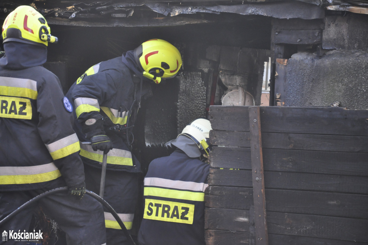 Pożar garażu w Czempiniu przy przejeździe kolejowym [ZDJĘCIA]