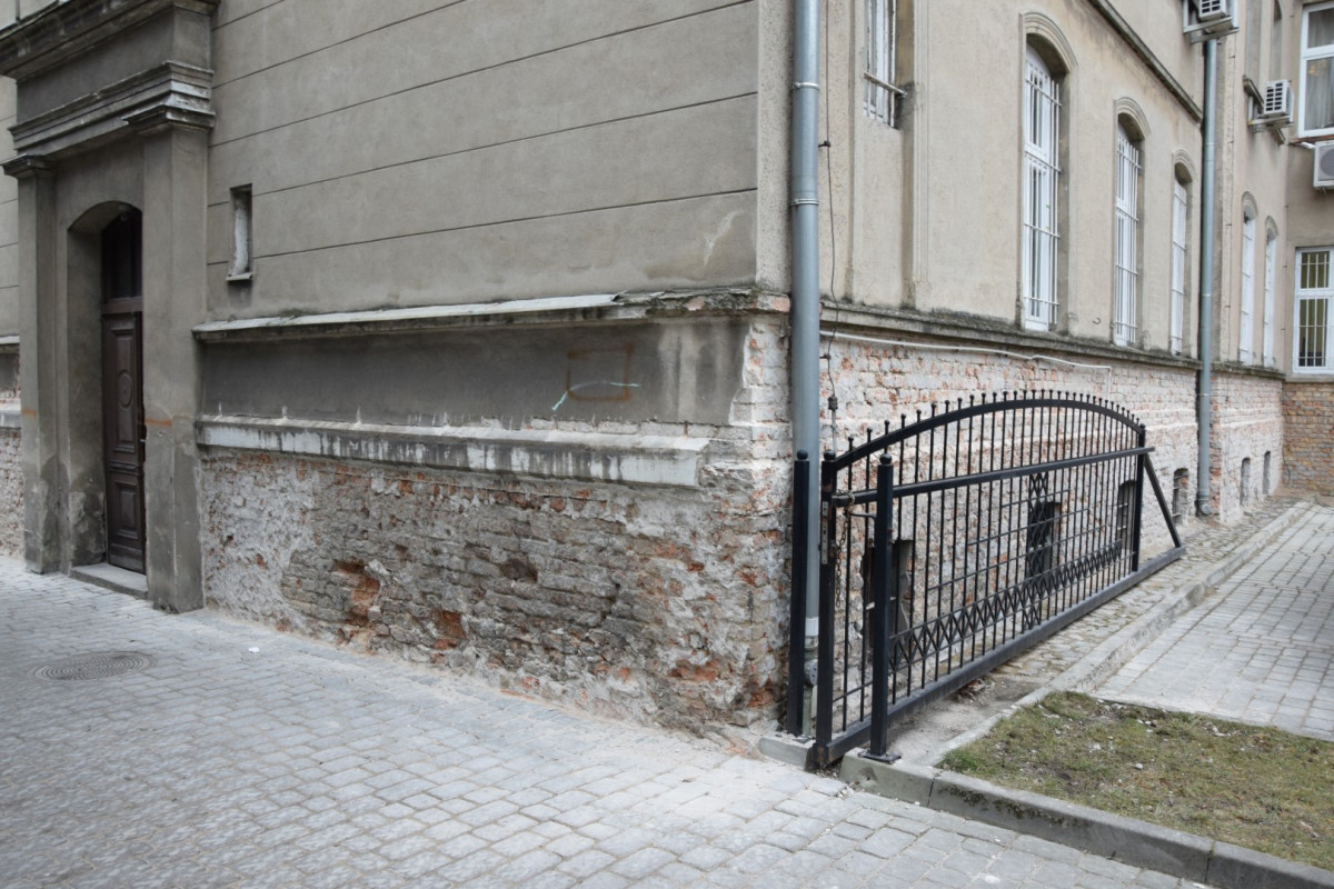 Rozpoczął się remont elewacji urzędu przy al. Kościuszki [ZDJĘCIA]