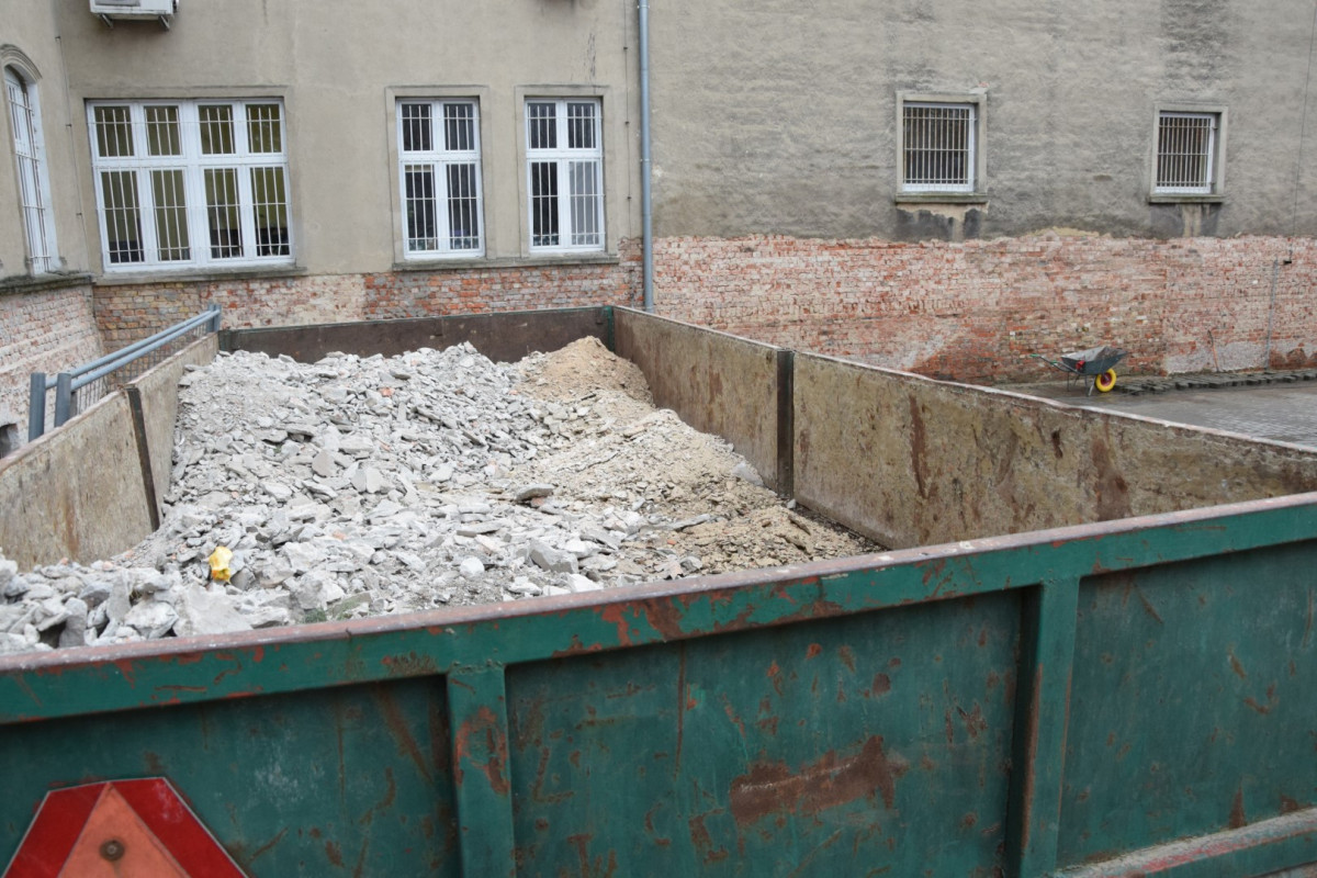 Rozpoczął się remont elewacji urzędu przy al. Kościuszki [ZDJĘCIA]