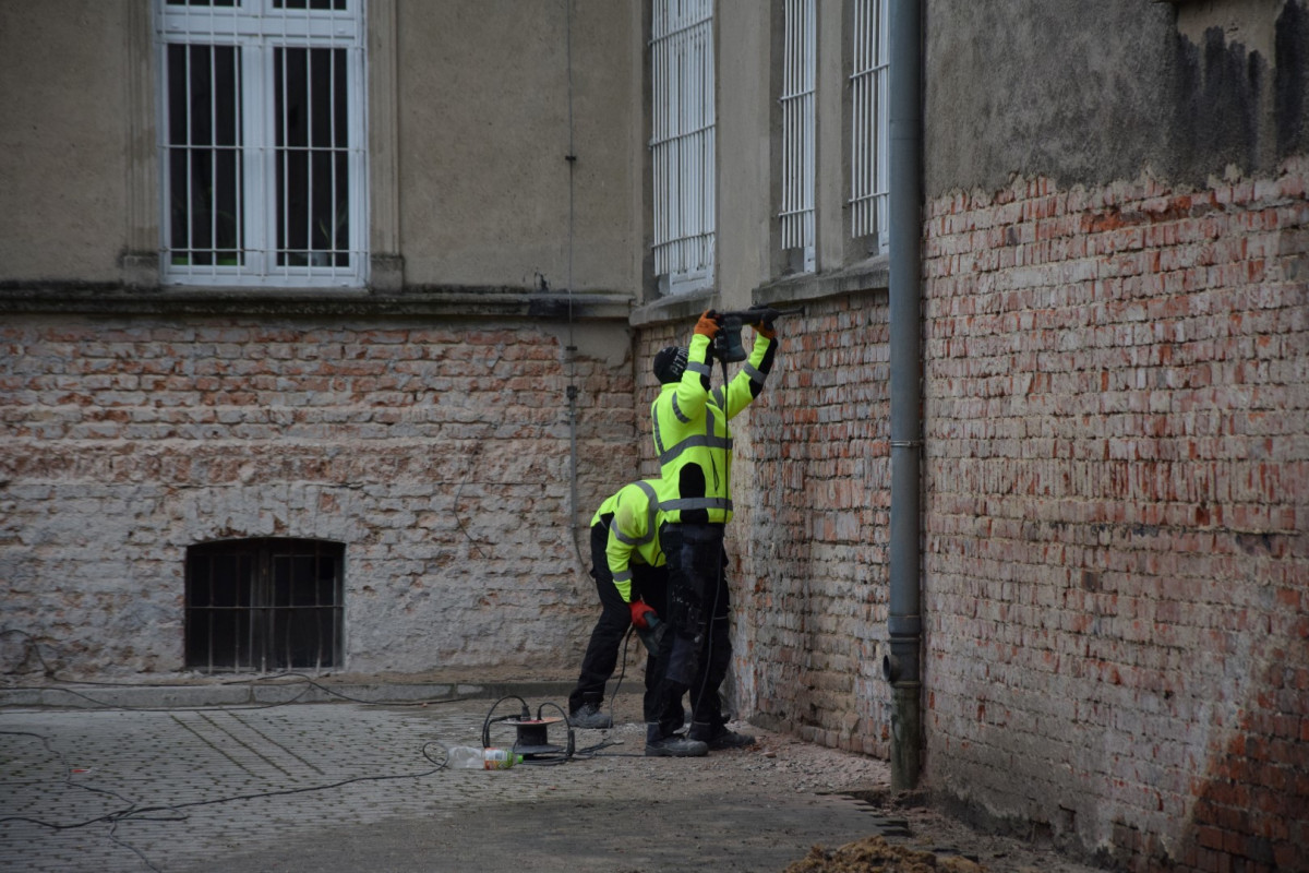 Rozpoczął się remont elewacji urzędu przy al. Kościuszki [ZDJĘCIA]