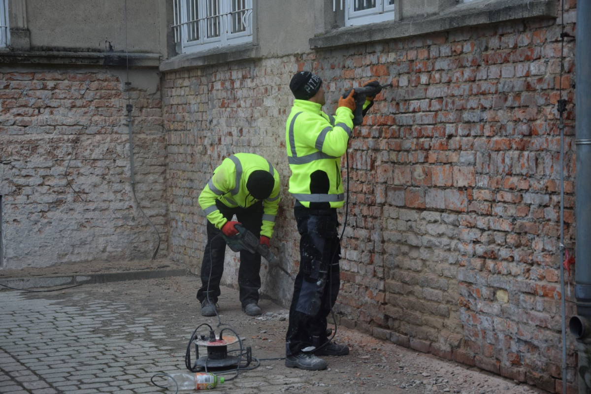 Rozpoczął się remont elewacji urzędu przy al. Kościuszki [ZDJĘCIA]