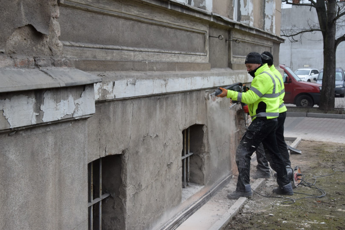 Rozpoczął się remont elewacji urzędu przy al. Kościuszki [ZDJĘCIA]