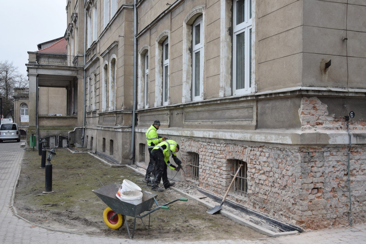 Rozpoczął się remont elewacji urzędu przy al. Kościuszki [ZDJĘCIA]