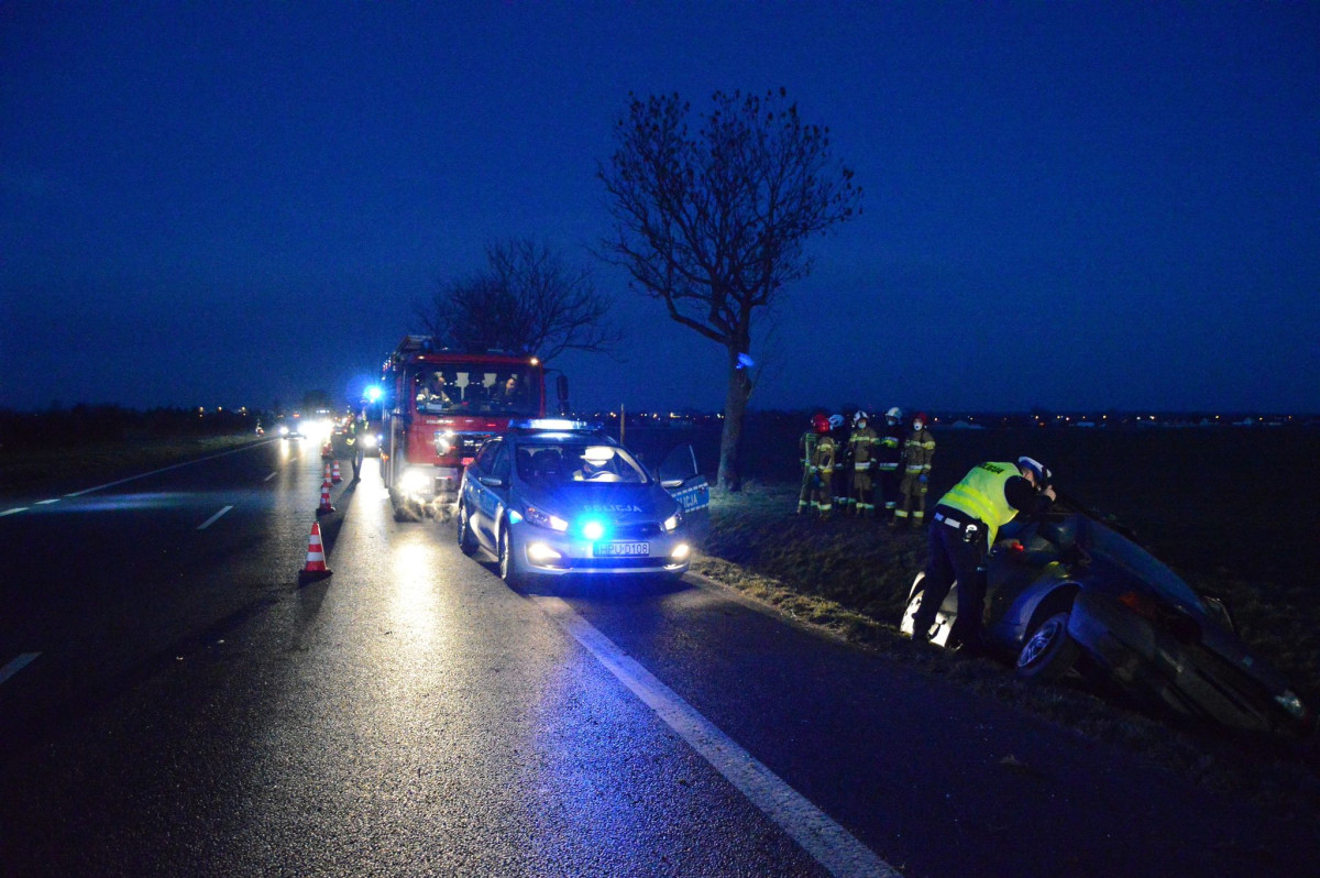 Dachowanie pod Kościanem. Kierowca trafił do szpitala