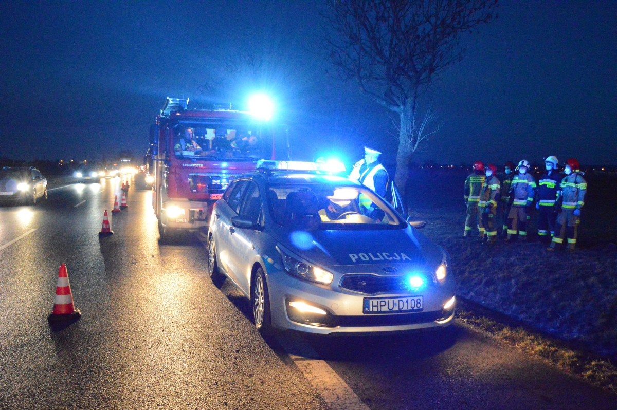 Dachowanie pod Kościanem. Kierowca trafił do szpitala