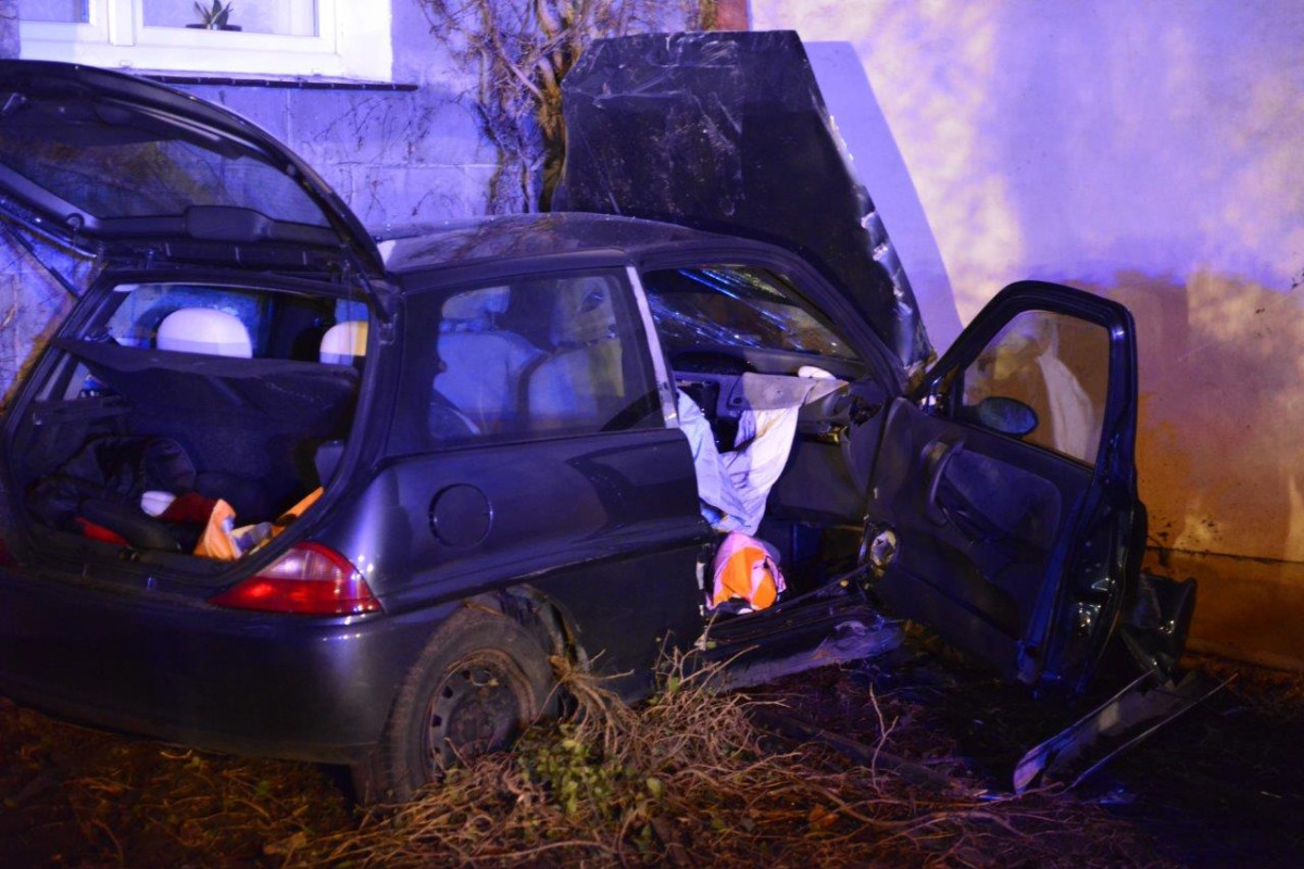 Auto uderzyło w dom. Dwie osoby trafiły do szpitala [ZDJĘCIA]