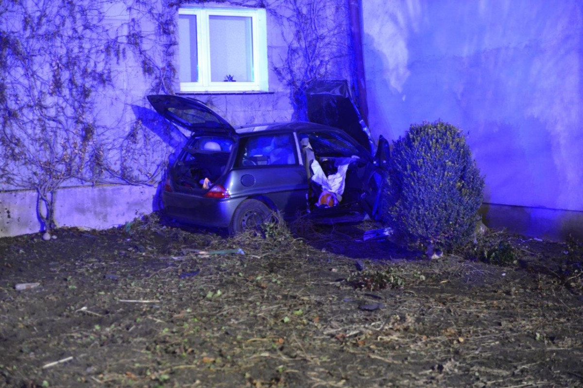 Auto uderzyło w dom. Dwie osoby trafiły do szpitala [ZDJĘCIA]