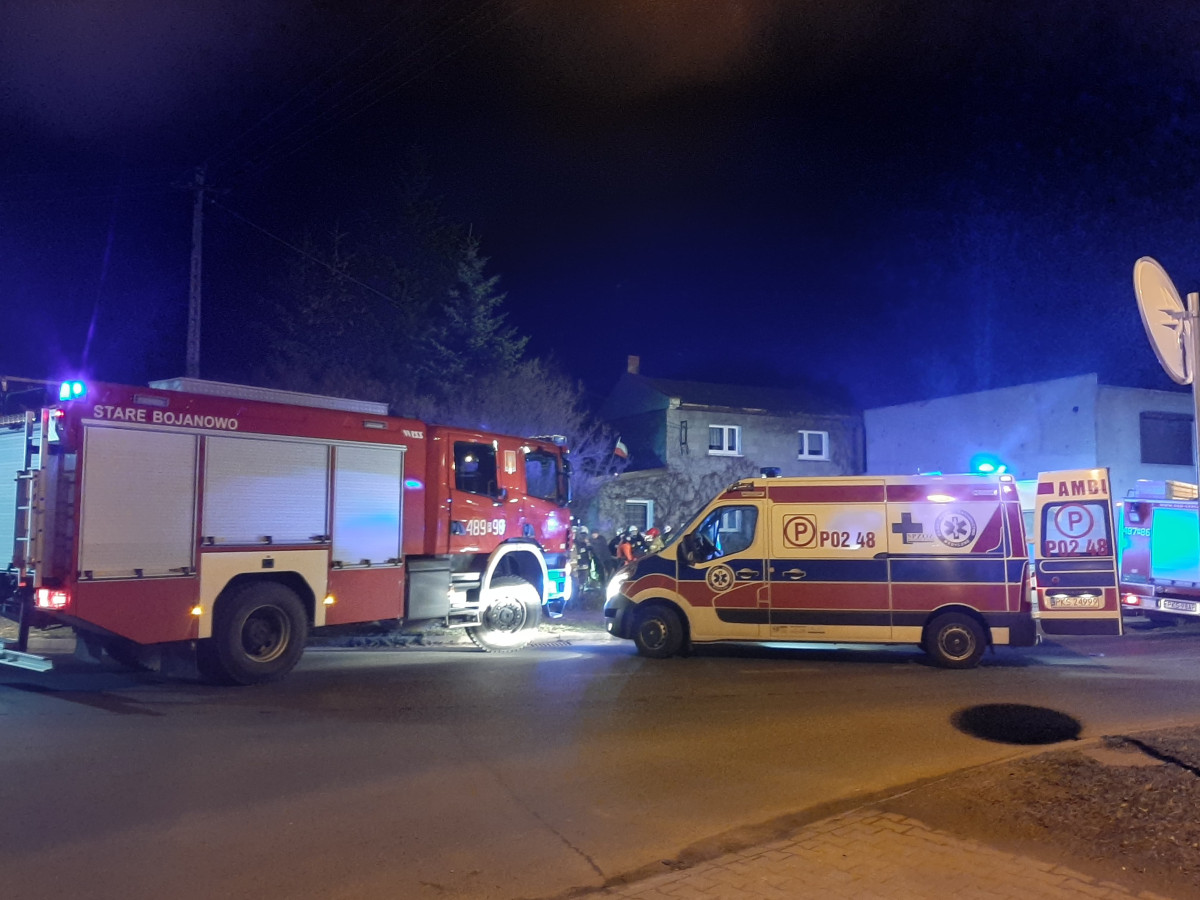 Auto uderzyło w dom. Dwie osoby trafiły do szpitala [ZDJĘCIA]