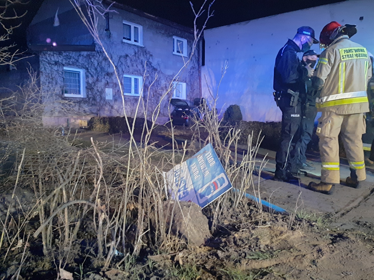 Auto uderzyło w dom. Dwie osoby trafiły do szpitala [ZDJĘCIA]