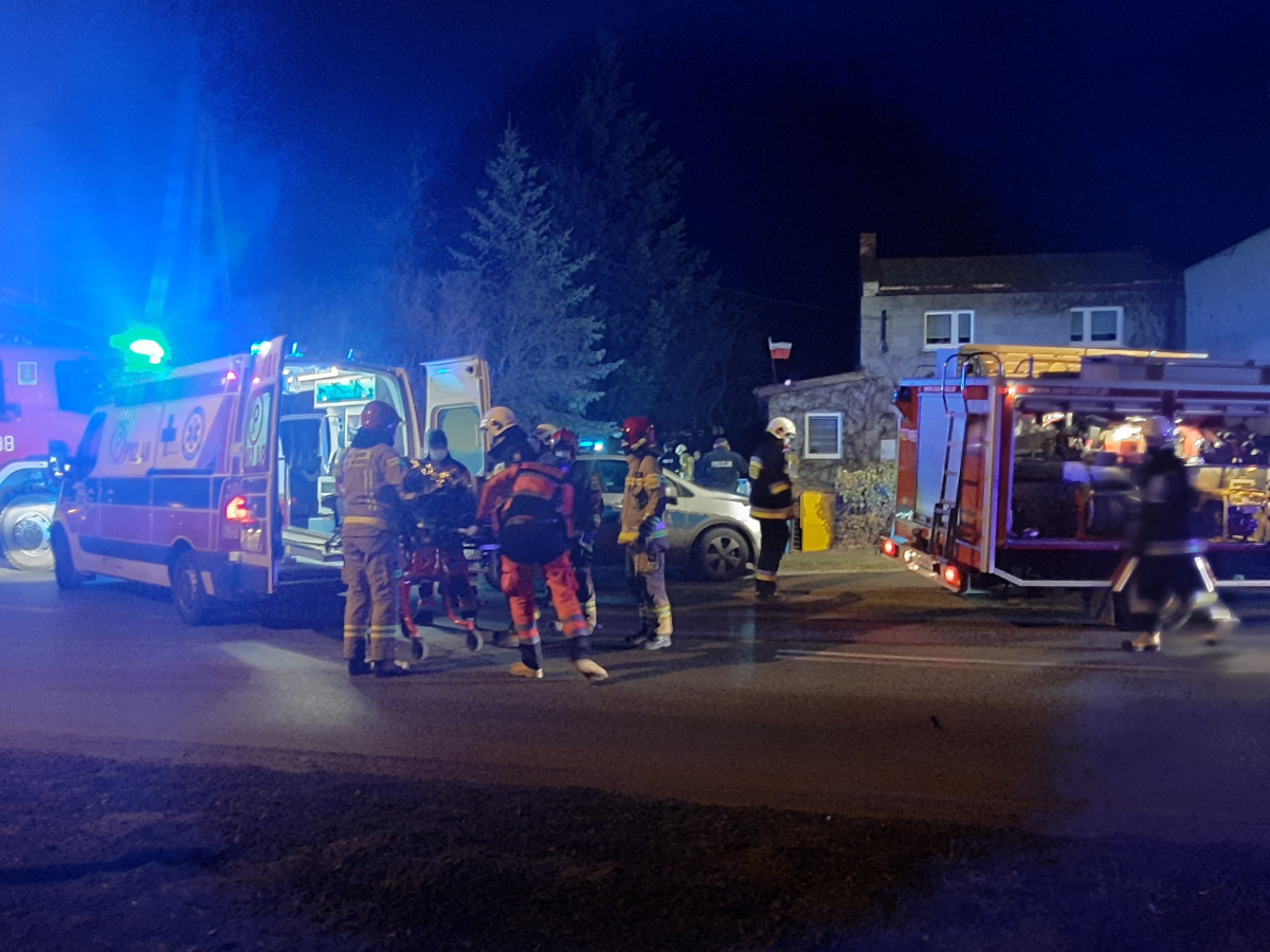 Auto uderzyło w dom. Dwie osoby trafiły do szpitala [ZDJĘCIA]