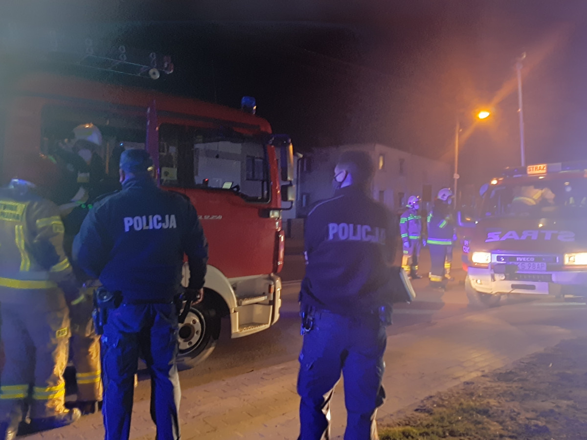 Auto uderzyło w dom. Dwie osoby trafiły do szpitala [ZDJĘCIA]