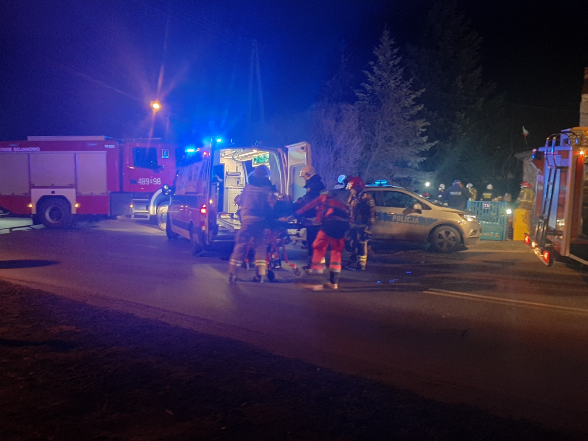 Auto uderzyło w dom. Dwie osoby trafiły do szpitala [ZDJĘCIA]